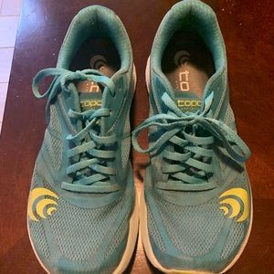 Topo Zephyr Women’s size 8.5 Running Shoes Teal Lime